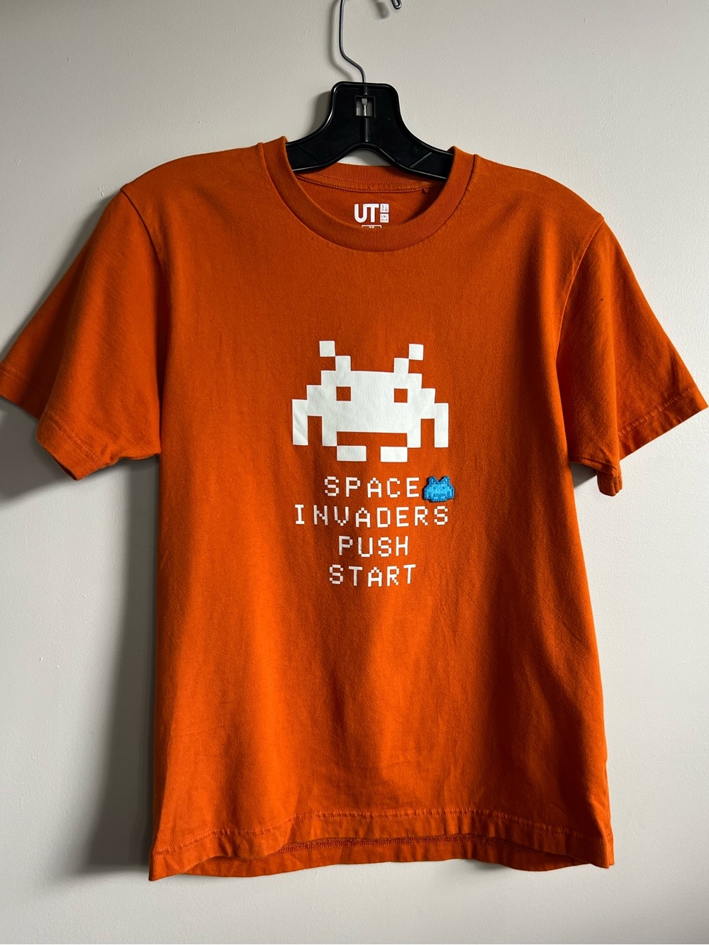 Uniqlo UT Space Invaders Taito Graphic Tee Women’s XS Orange Retro Gamer Shirt
